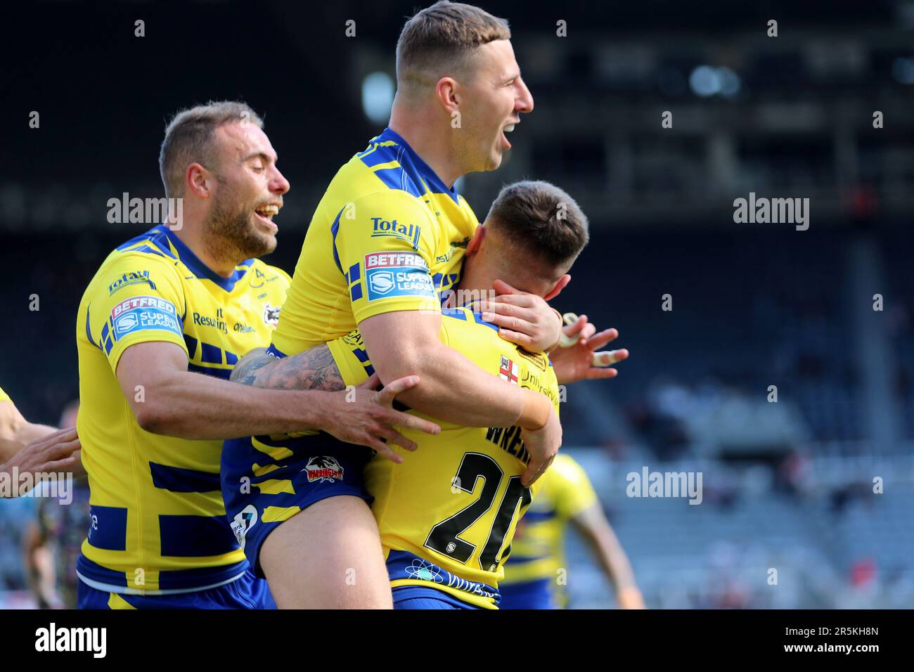 Newcastle, Regno Unito. 4th giugno 2023Warrington Connor Wrench di Wolves festeggia dopo aver fatto una prova durante la partita di Super League tra Hull Football Club e Warrington Wolves a St. James's Park, Newcastle, domenica 4th giugno 2023. (Foto: Mark Fletcher | NOTIZIE MI) Credit: NOTIZIE MI & Sport /Alamy Live News Foto Stock