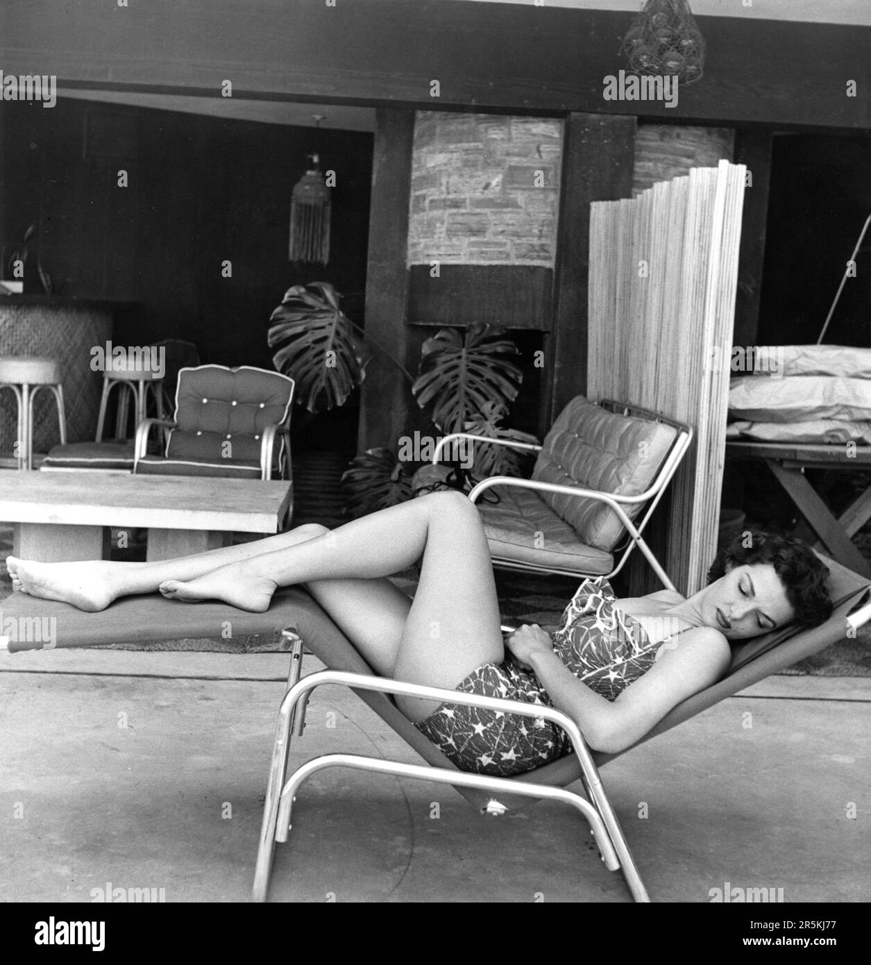 JANE RUSSELL a casa sua Hollywood in costume da bagno circa 1952 Foto Stock