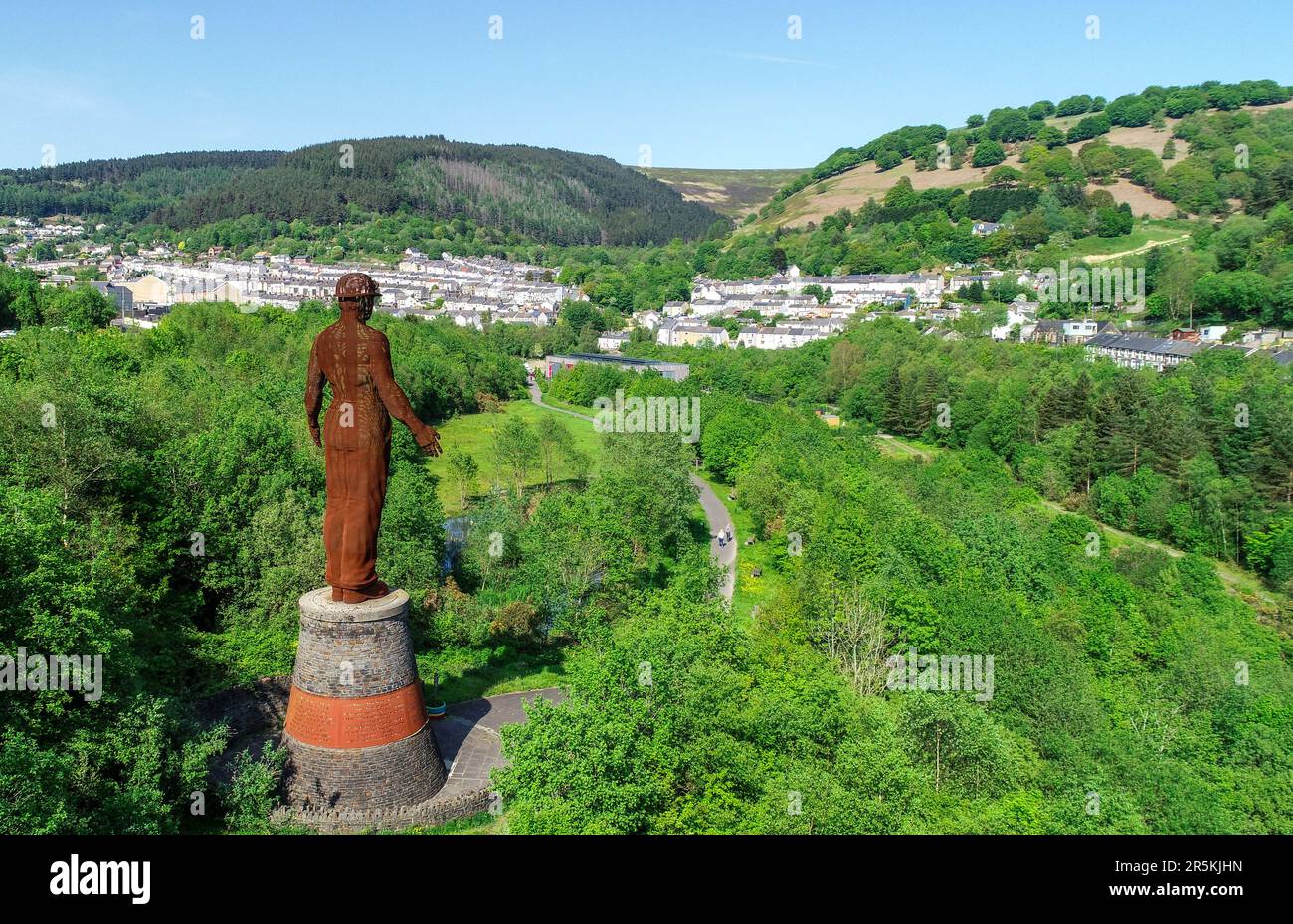 Il Guardiano delle Valli è stato progettato dall'artista Sebastien Boyesen ed è un memoriale per coloro che sono stati uccisi nel disastro minerario di Six Bells del 1960. Foto Stock