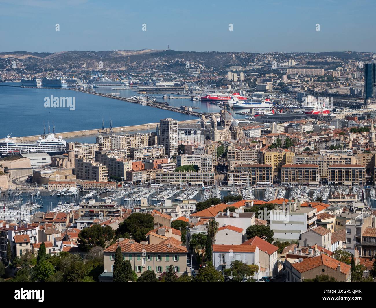 Vista di Marsiglia e della costa dalla chiesa di Notre Dame de la Garde, in cima alla collina più alta. Foto Stock
