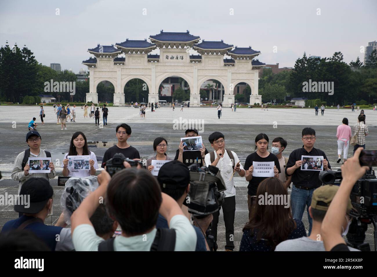 4 giugno 2023, Taipei, N/A per Taiwan, Taiwan: Gli studenti taiwanesi condannano l'arresto del nazionale taiwanese Lau Ka-yee e di altri sette nel Victoria Park di Hong Kong sabato 3 giugno, il giorno prima del 34th° anniversario del massacro di Piazza Tiananmen. A Taiwan, centinaia di persone si sono riunite nella Sala commemorativa di Chiang Kai-shek a Taipei in occasione dell'anniversario per ricordare il 4 giugno 1989, quando l'esercito ha ucciso centinaia o migliaia di persone a Pechino, in Cina. (Credit Image: © Brennan o'Connor/ZUMA Press Wire) SOLO PER USO EDITORIALE! Non per USO commerciale! Foto Stock
