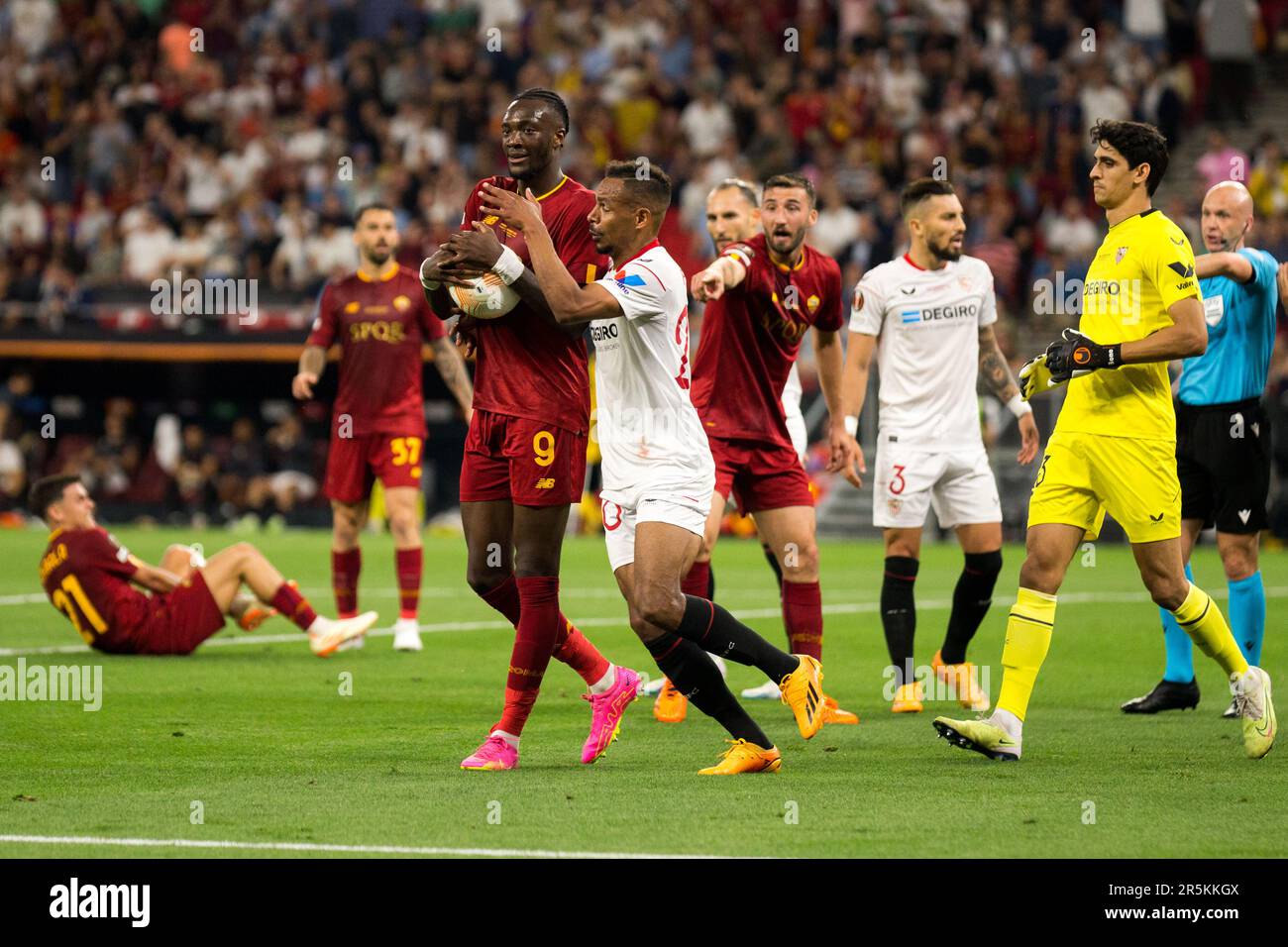 Budapest, Ungheria. 31st maggio 2023. Tammy Abraham (9) di AS Roma e Fernando (20) del Sevilla FC visto durante la finale della UEFA Europa League tra Sevilla FC e AS Roma alla Puskas Arena in Ungheria. (Photo credit: Gonzales Photo - Balazs Popal). Foto Stock