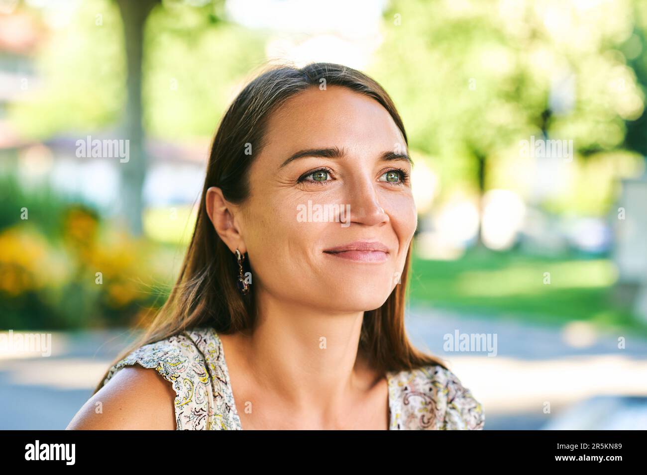 Ritratto all'aperto di una bella donna che riposa nel parco estivo Foto Stock