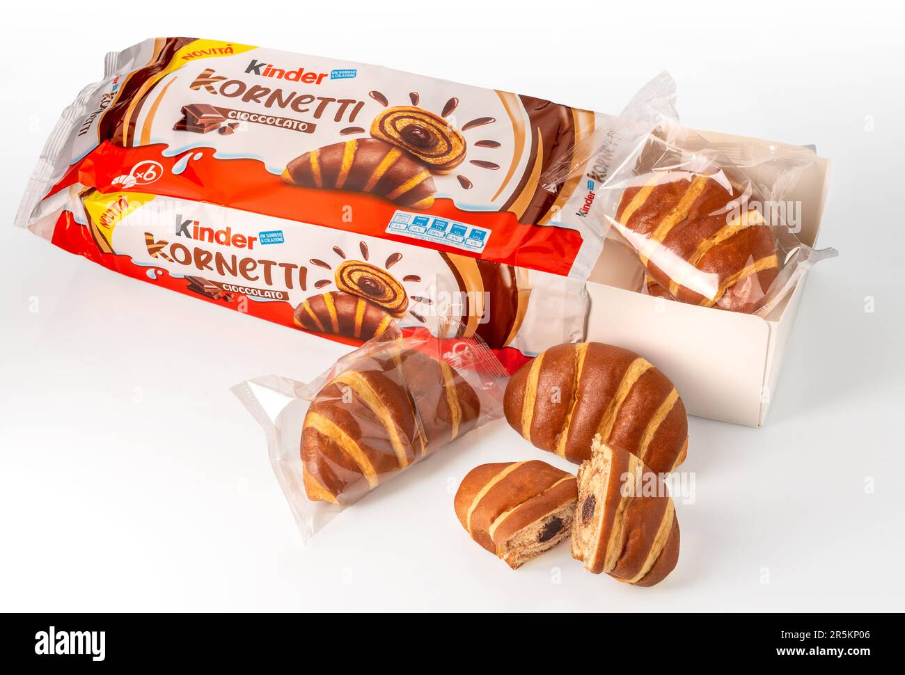 Italia - 02 giugno 2023: Kinder Kornetti cioccolato in confezione da sei isolati su bianco. Spuntino di pasta sfoglia bicolore ripiena di cioccolato prodotto da Fe Foto Stock