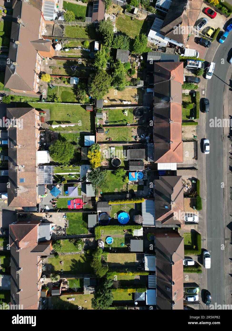 Veduta aerea della tenuta di alloggi a Hereford Regno Unito che mostra alloggi suburbani e giardini presa giugno 2023 Foto Stock