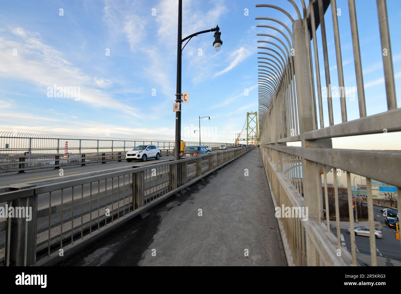 Passerella pedonale sul ponte sospeso Angus L. Macdonald a Halifax, Nuova Scozia, Canada Foto Stock