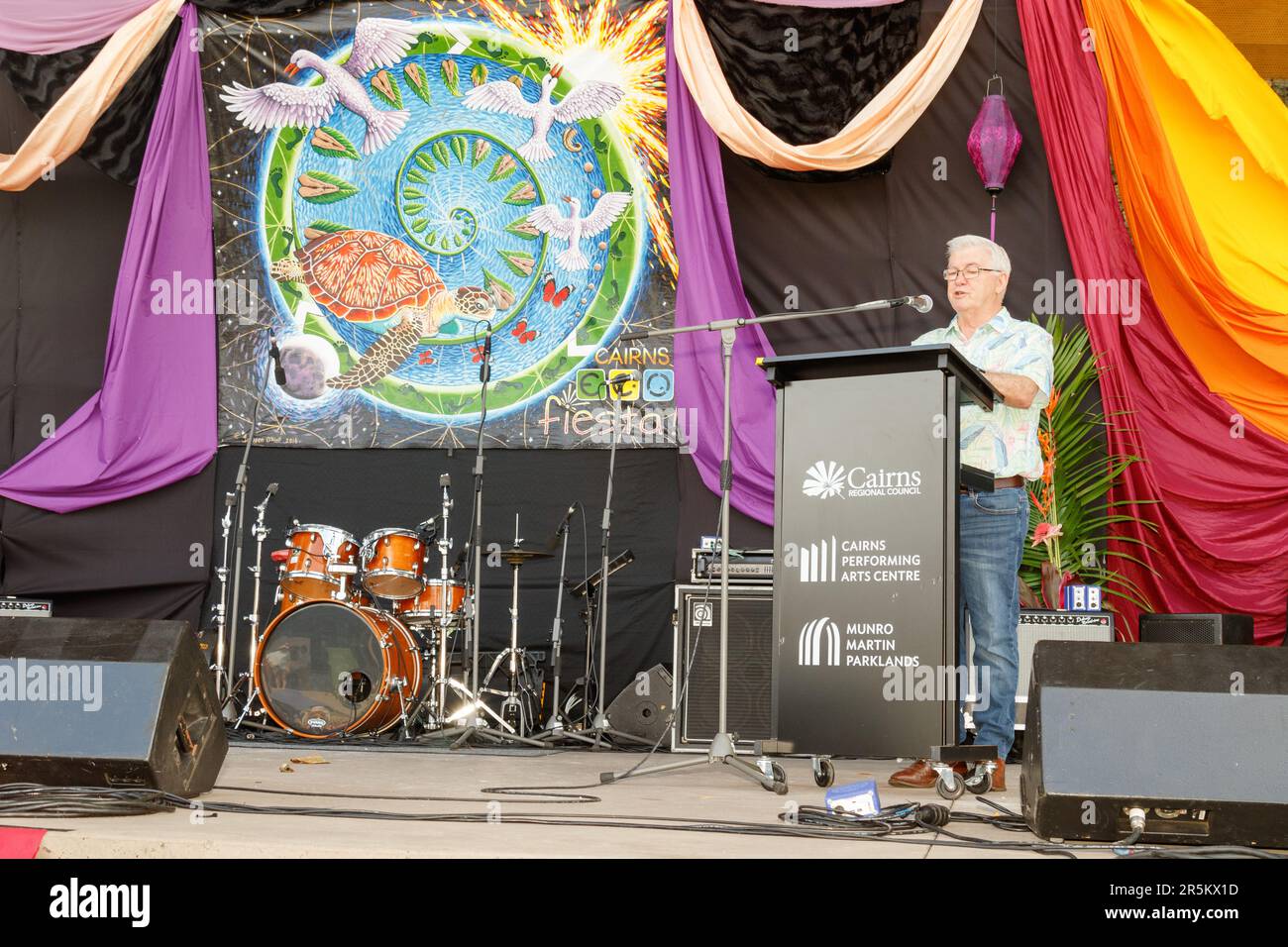 Cairns, Australia. 04th giugno, 2023. Il consigliere di Cairns Terry James parla alla folla al Cairns Eco Fiesta nel Munro Martin Parklands. Organizzato dal Cairns Regional Council, l'Eco Fiesta è un festival di ambiente e sostenibilità, dedicato a celebrare e sostenere la Grande barriera Corallina del Queensland settentrionale e le foreste pluviali Wet Tropics. Spettatori e gruppi ambientalisti si sono riuniti nel Munro Martin Parklands di Cairns per cibi locali, tecnologie verdi, prodotti riciclati, musica dal vivo, conferenze e workshop. (Foto di Joshua Prieto/SOPA Images/Sipa USA) Credit: Sipa USA/Alamy Live News Foto Stock