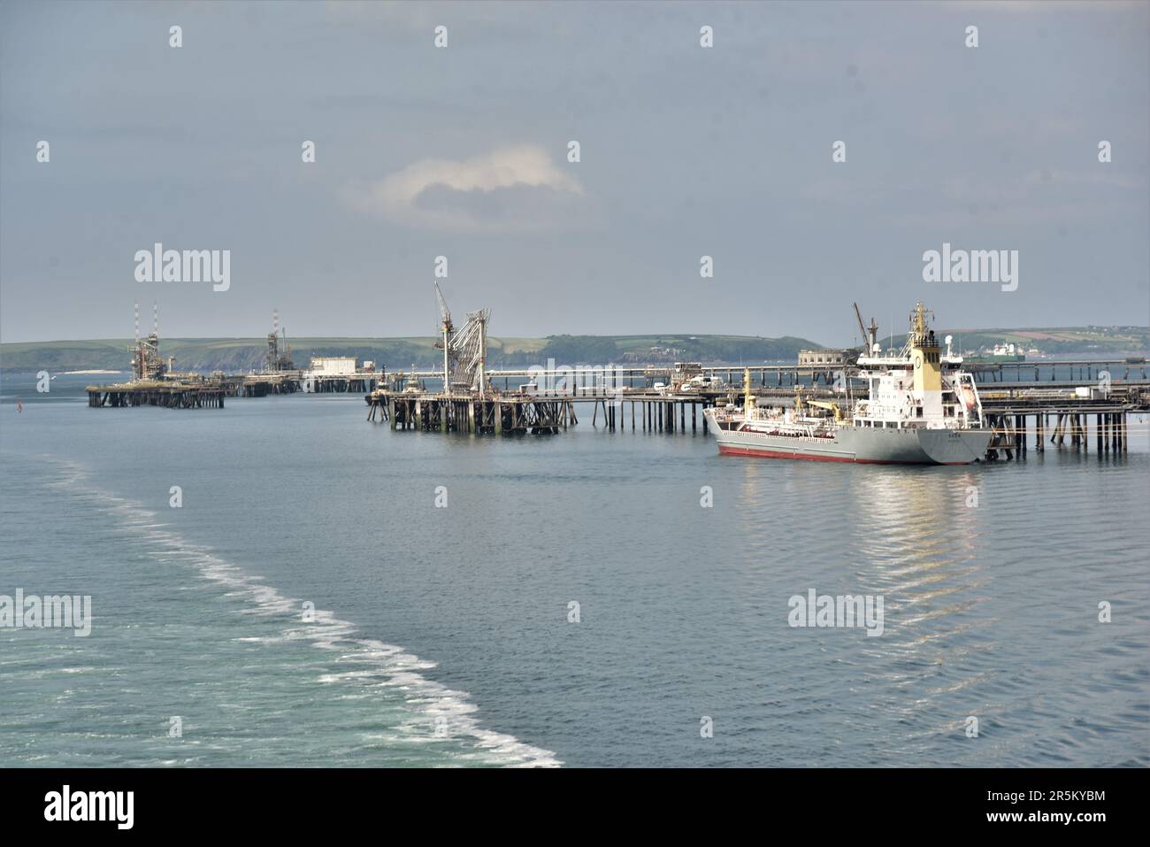 Nella foto, la petroliera EKEN ha scaricato petrolio greggio sulla via navigabile di Milford Haven, Pembroke Dock, Galles occidentale Foto Stock