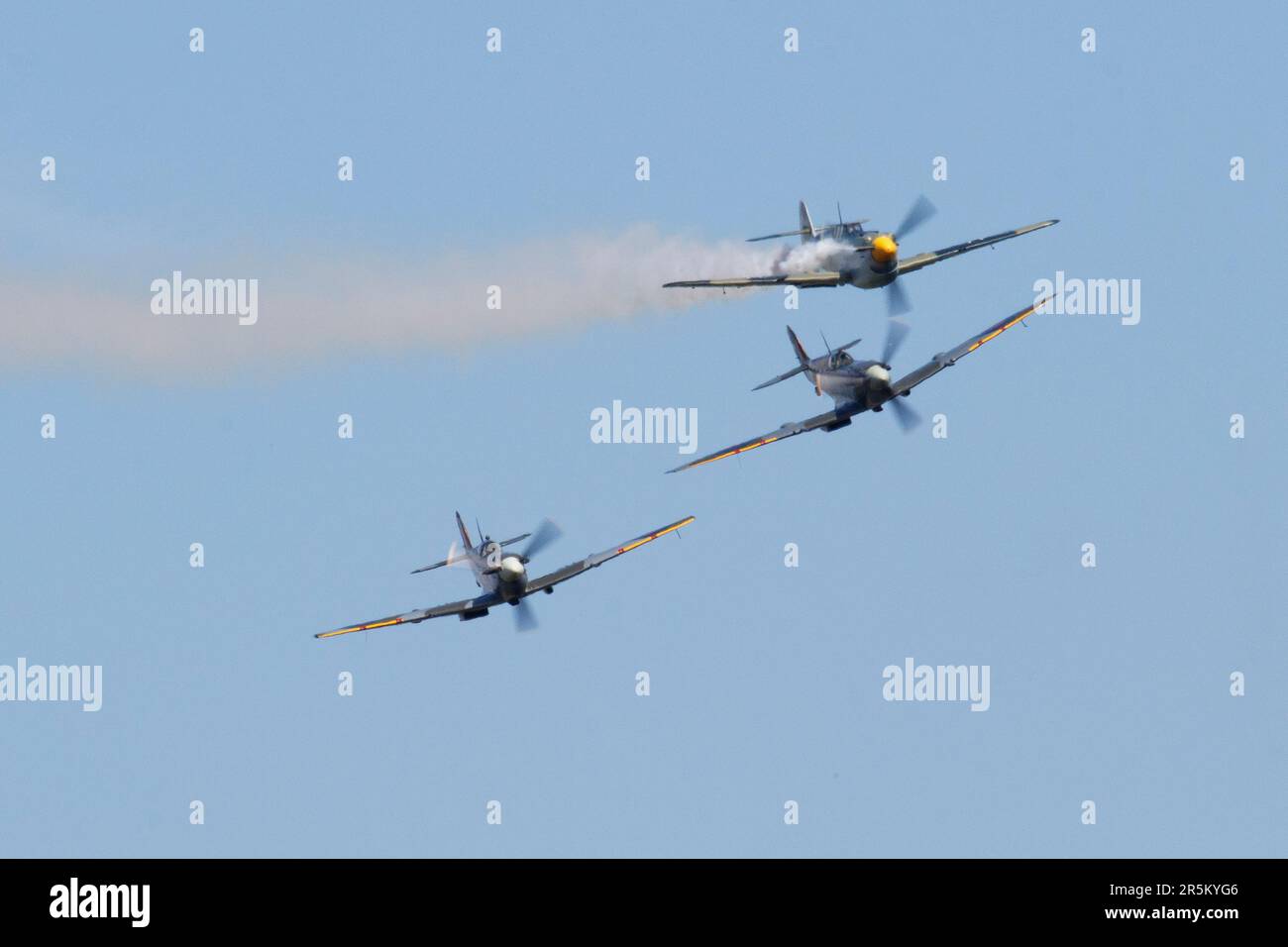 Due Spitfire volano in formazione con un Buchon spagnolo ME109 in una rievocazione di una guerra mondiale due combattimenti aerei Foto Stock