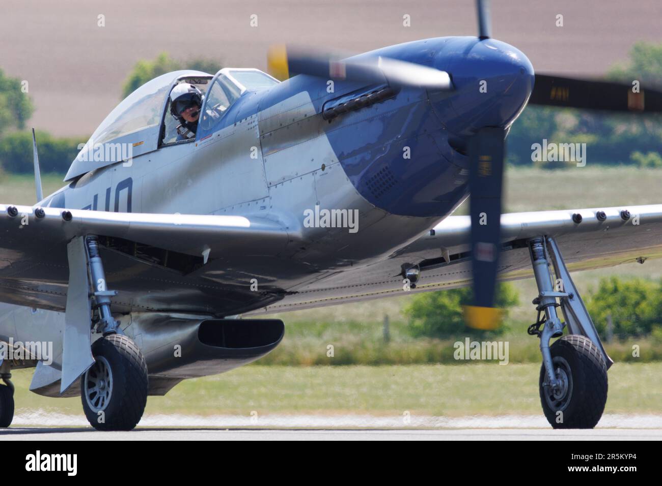 P-51D Mustang decolla per eseguire la sua esibizione volante all'IWM Duxford, 2023 Foto Stock