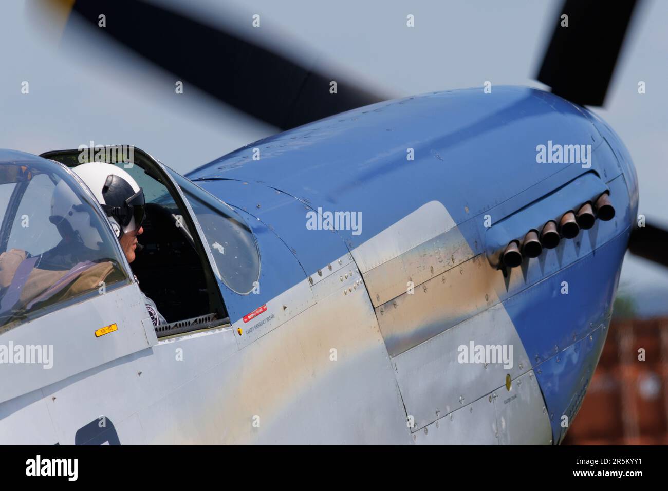 P-51D Mustang decolla per eseguire la sua esibizione volante all'IWM Duxford, 2023 Foto Stock