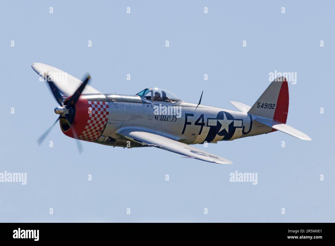 P-47 Thunderbolt "Nellie B" in volo durante uno spettacolo aereo alla RAF Duxford nel 2023 Foto Stock