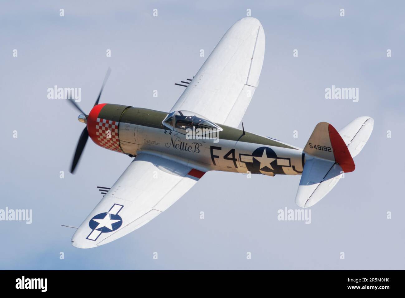 P-47 Thunderbolt "Nellie B" in volo durante uno spettacolo aereo alla RAF Duxford nel 2023 Foto Stock
