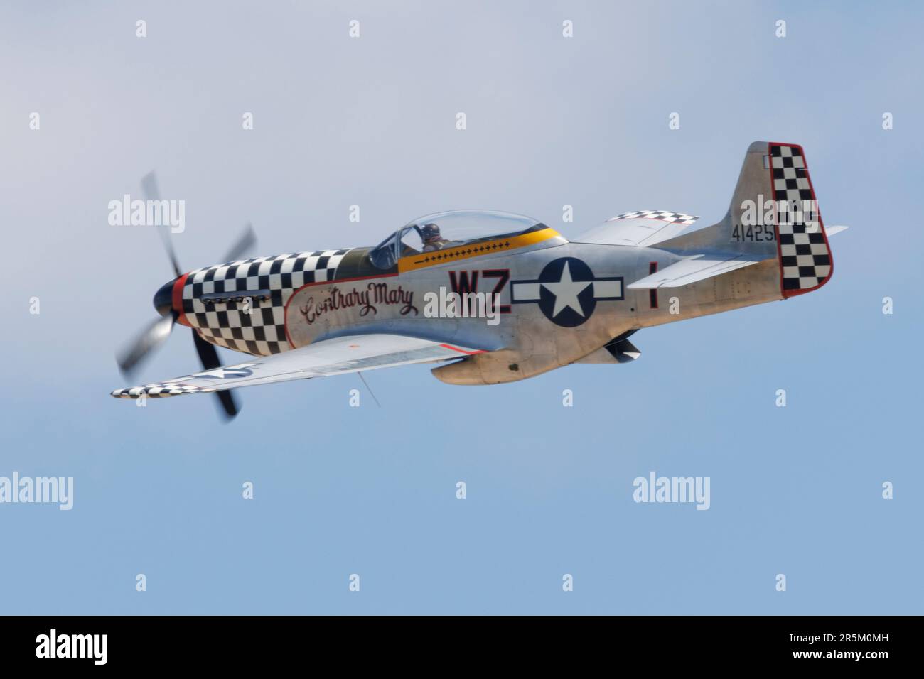P-51D Mustang decolla per eseguire la sua esibizione volante all'IWM Duxford, 2023 Foto Stock