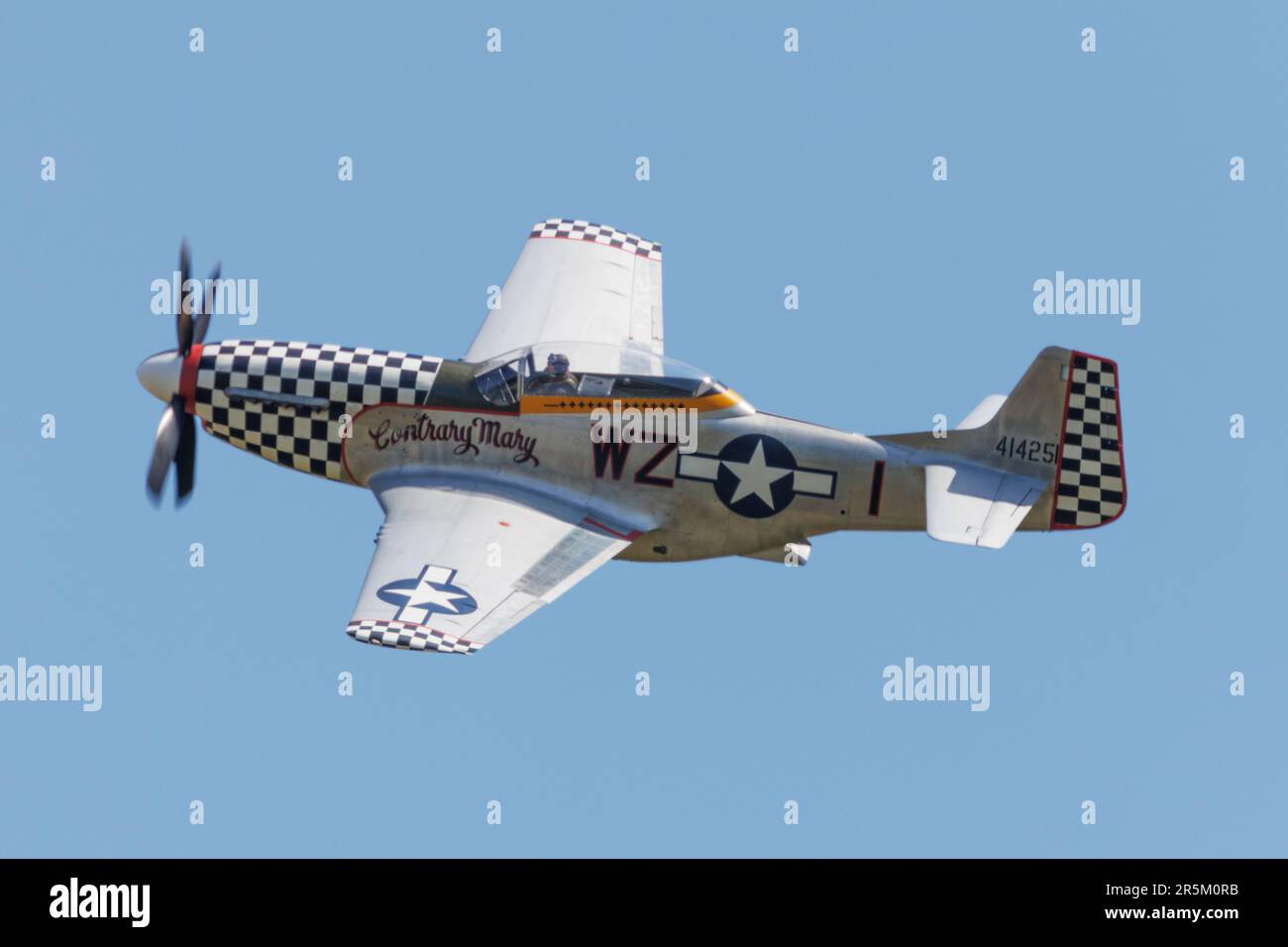P-51D Mustang decolla per eseguire la sua esibizione volante all'IWM Duxford, 2023 Foto Stock