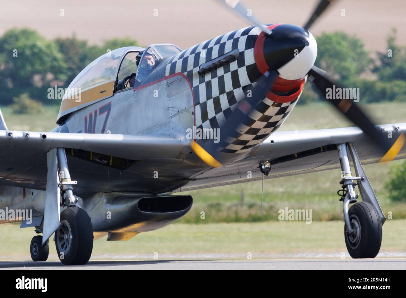 P-51D Mustang decolla per eseguire la sua esibizione volante all'IWM Duxford, 2023 Foto Stock