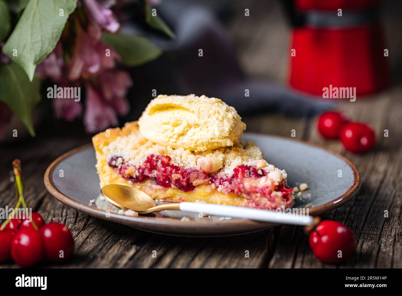 Crostata con crema di ciliegia acida, pasticceria creme e briciole, servita con gelato alla vaniglia. Atmosfera rustica e moody e decorazione. Foto Stock