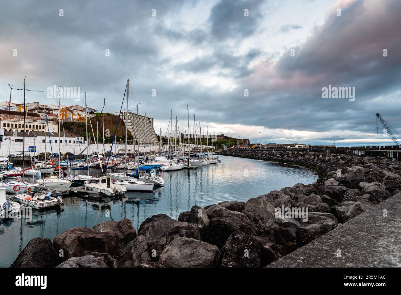 Angra do Heroismo, Portogallo - 2 luglio 2022: Vista panoramica del porto al crepuscolo. Isola di Terceira, Azzorre. Foto Stock