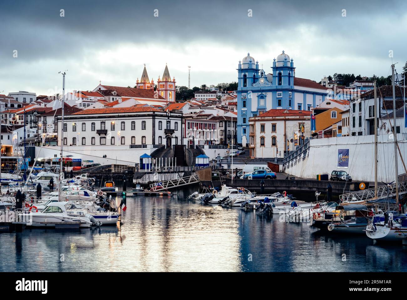 Angra do Heroismo, Portogallo - 2 luglio 2022: Vista del porto e della città vecchia al crepuscolo. Isola di Terceira, Azzorre. Foto Stock