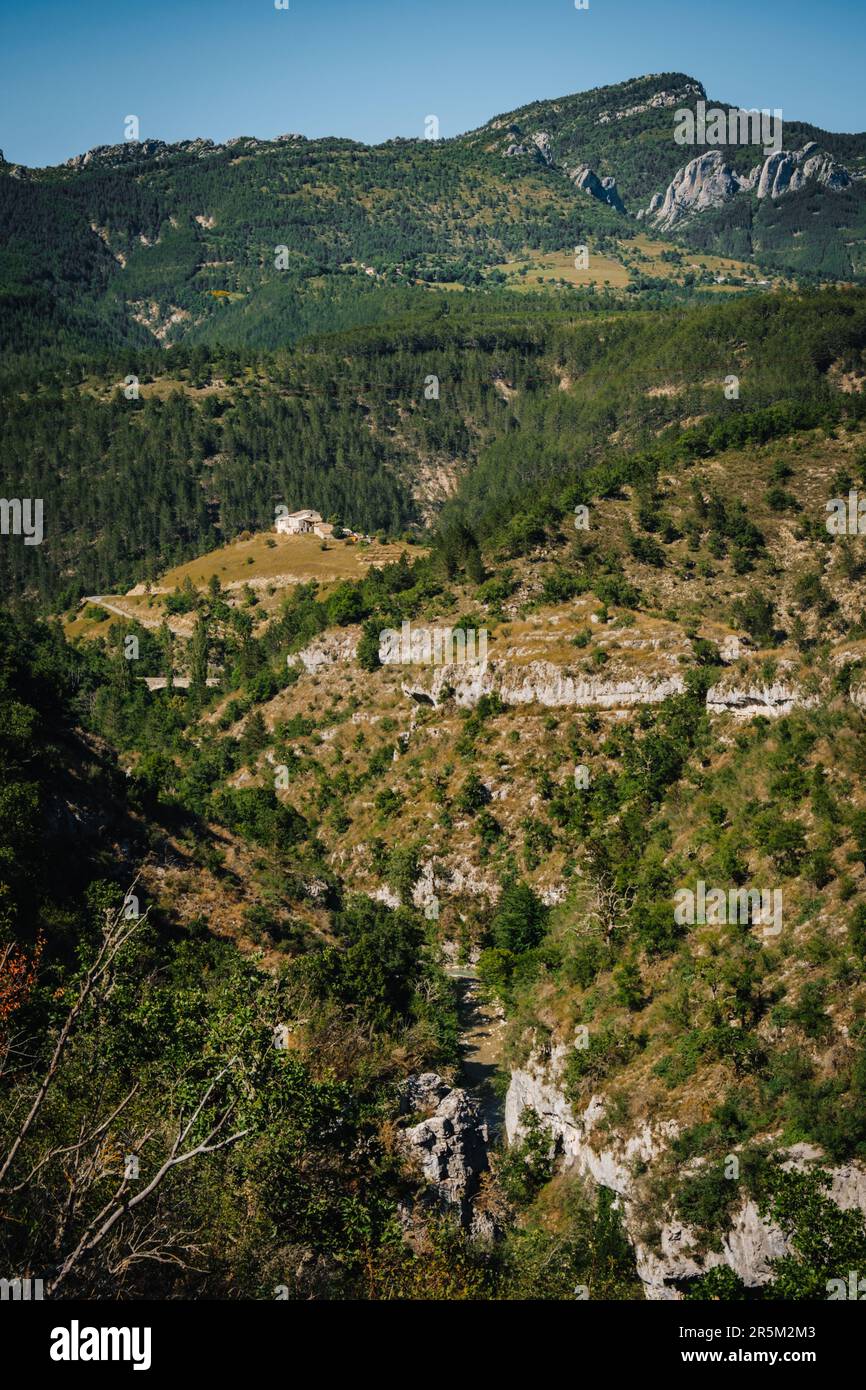 Casa in cima a una collina sopra il fiume Roanne ai piedi delle Alpi francesi nella regione di Diois (Drome) Foto Stock