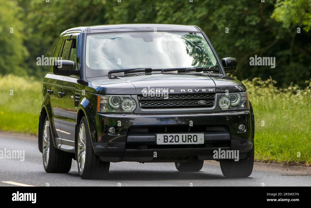 Stony Stratford, Regno Unito - Giugno 2nd 2023: 2009 Black RANGE ROVER SPORT viaggiando su una strada di campagna inglese Foto Stock