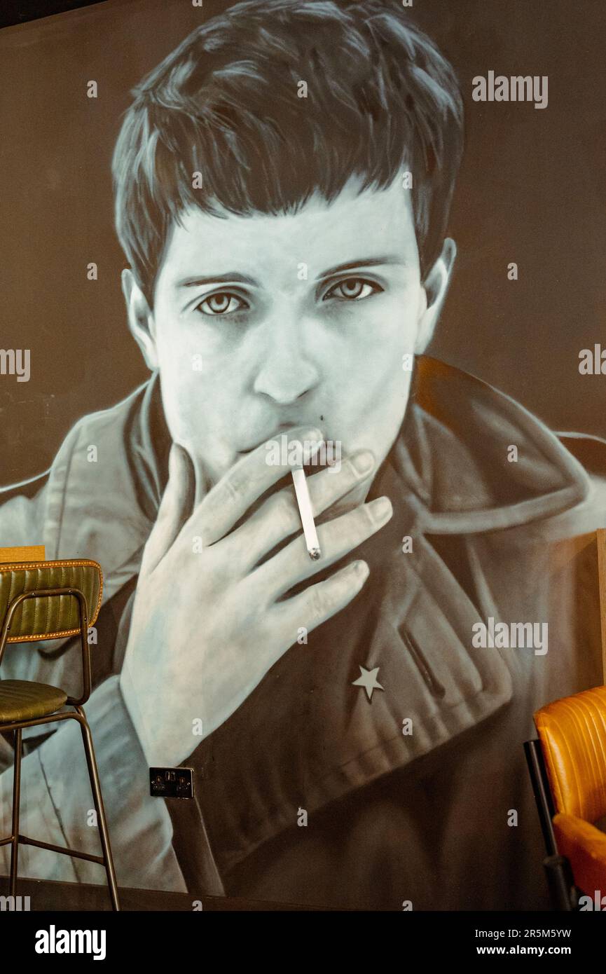 I graffiti di Ian Curtis, leader della Joy Division, si trovano al DISORDER Bar, situato in 78-88 High St. A Manchester, Regno Unito. L'artista è Akse. Foto Stock
