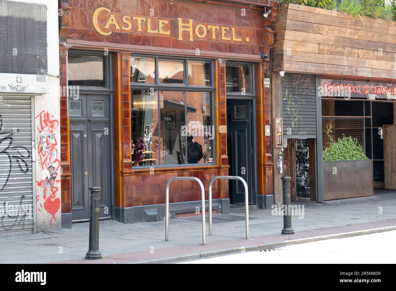 Il Castle Hotel è un vivace bar e luogo di musica dal vivo; si trova al 66 di Oldham Street nel famoso quartiere Settentrionale, Manchester-Regno Unito Foto Stock
