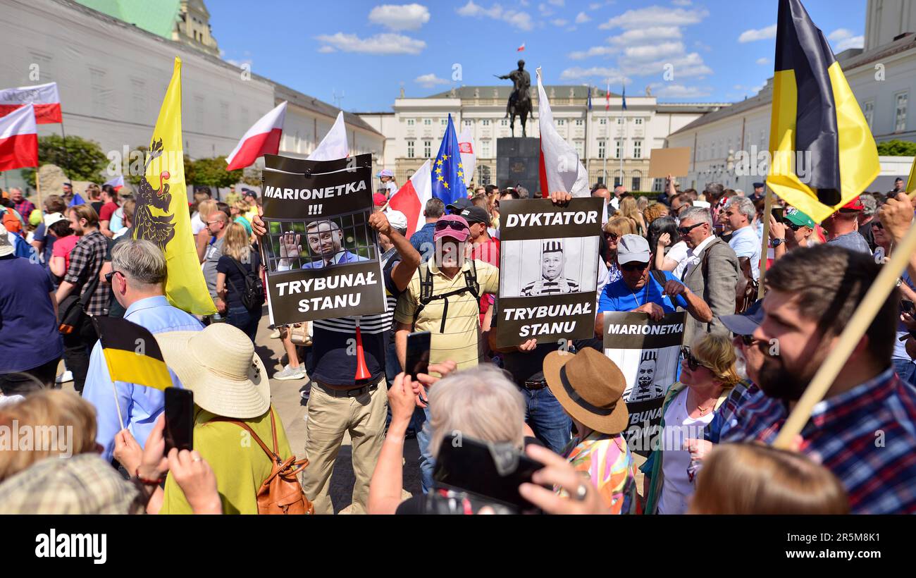 Varsavia, Polonia. 4 giugno 2023. L'opposizione polacca palma una grande protesta contro il governo. Centinaia di migliaia di persone marzo in Polonia proteste contro il governo Foto Stock