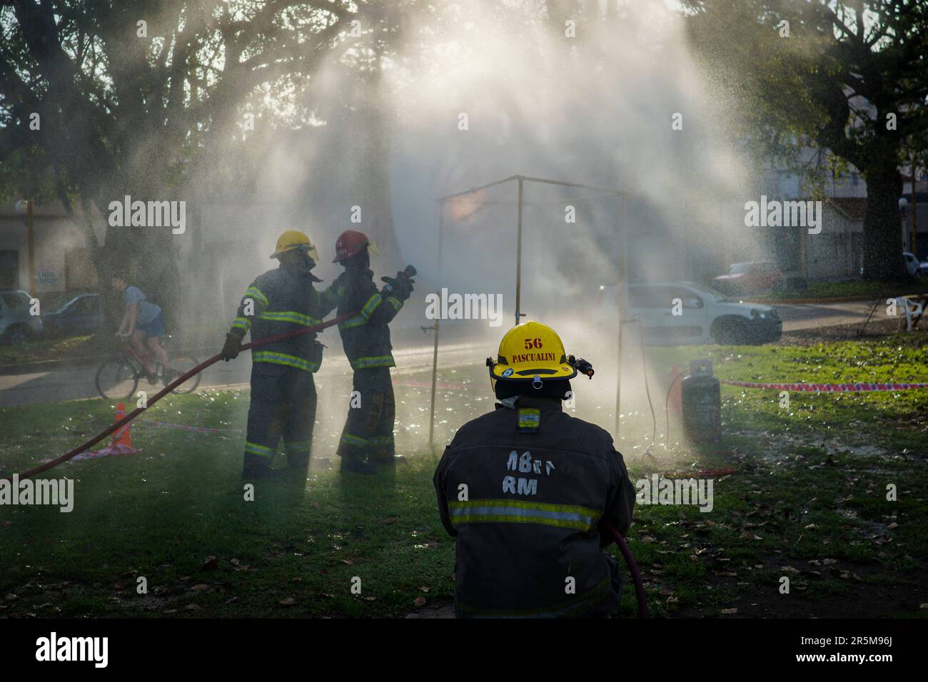 I vigili del fuoco celebrano la Giornata dei pompieri volontari. Il giorno rende omaggio alle brigate dei vigili del fuoco fondate a la Boca, Buenos Aires. Foto Stock