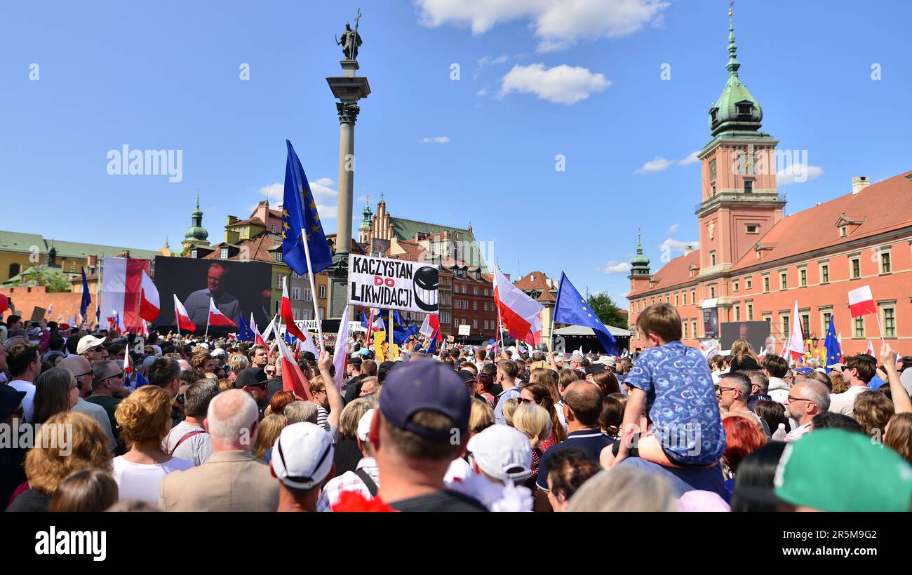 Varsavia, Polonia. 4 giugno 2023. L'opposizione polacca palma una grande protesta contro il governo. Centinaia di migliaia di persone marzo in Polonia proteste contro il governo Foto Stock