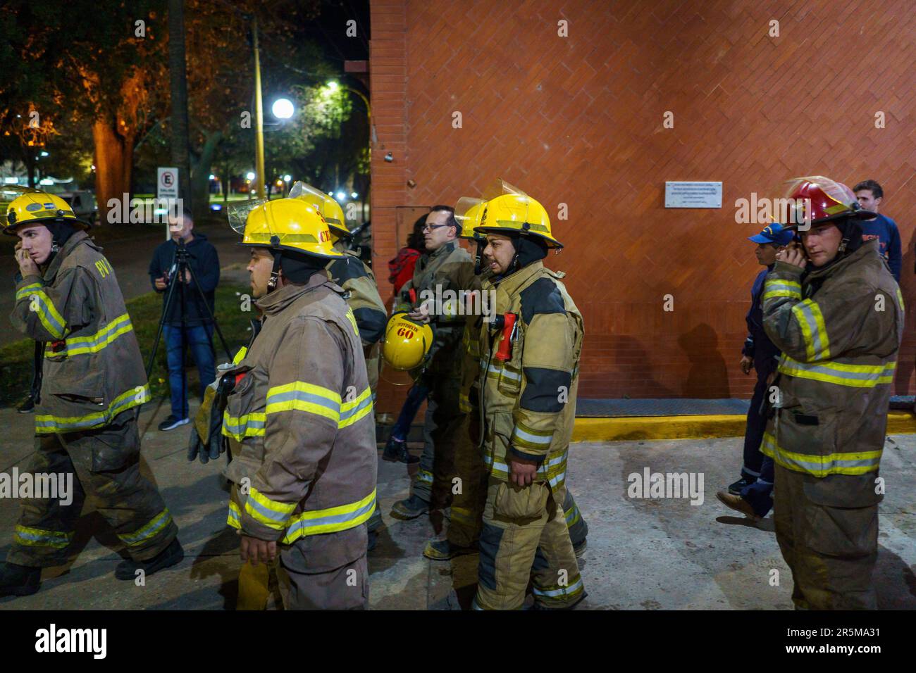 Firmat, Santa Fe, Argentina. 2nd giugno, 2023. I vigili del fuoco celebrano la Giornata dei pompieri volontari. Il giorno rende omaggio alle brigate dei vigili del fuoco fondate a la Boca, Buenos Aires. (Credit Image: © Patricio Murphy/SOPA Images via ZUMA Press Wire) SOLO PER USO EDITORIALE! Non per USO commerciale! Foto Stock