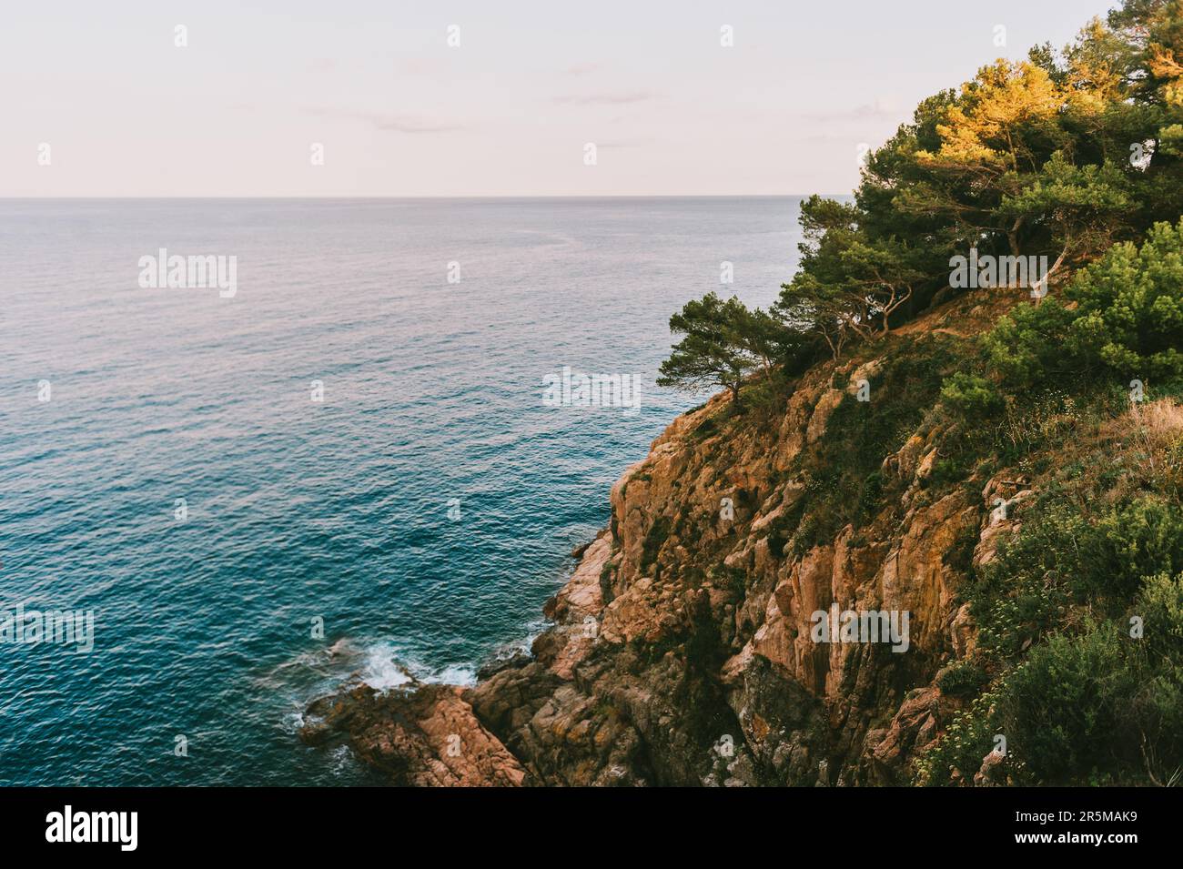 Vista sul mare e sulla costa rocciosa, immagine scattata a Tossa de Mar, Costa Brava, Catalogna, Spagna Foto Stock