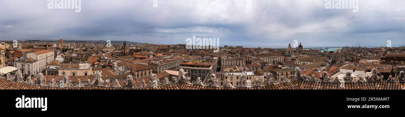 Paesaggio urbano di Catania da una terrazza Foto Stock