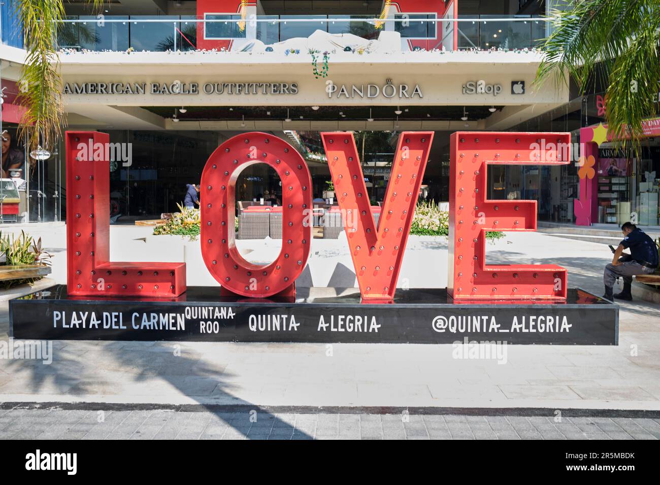 Insegna dell'amore sulla 5th Avenue Shopping Street Playa del Carmen Yucatan Mexico Foto Stock