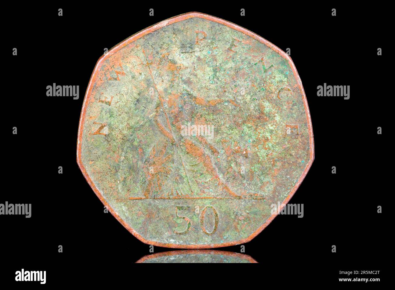 Un pezzo da cinquanta pence che si è ossidato. Questo è un lato opposto e presenta Britannia Foto Stock