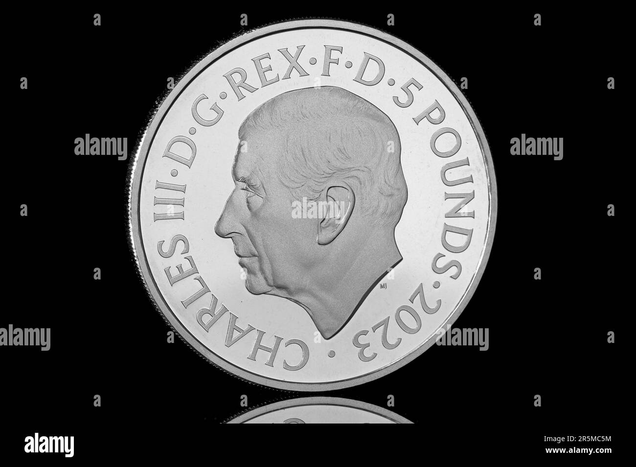 2023 £5 moneta con re Carlo III Questa moneta è per celebrare il suo compleanno di Majestys 75th & caratterizza il primo ritratto della moneta da Martin Jennings Foto Stock