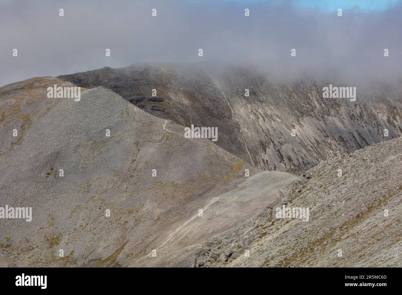 Arkle è una montagna magnifica: Un crinale di quarzite frantumato e curvo nella Scozia nord-occidentale Foto Stock