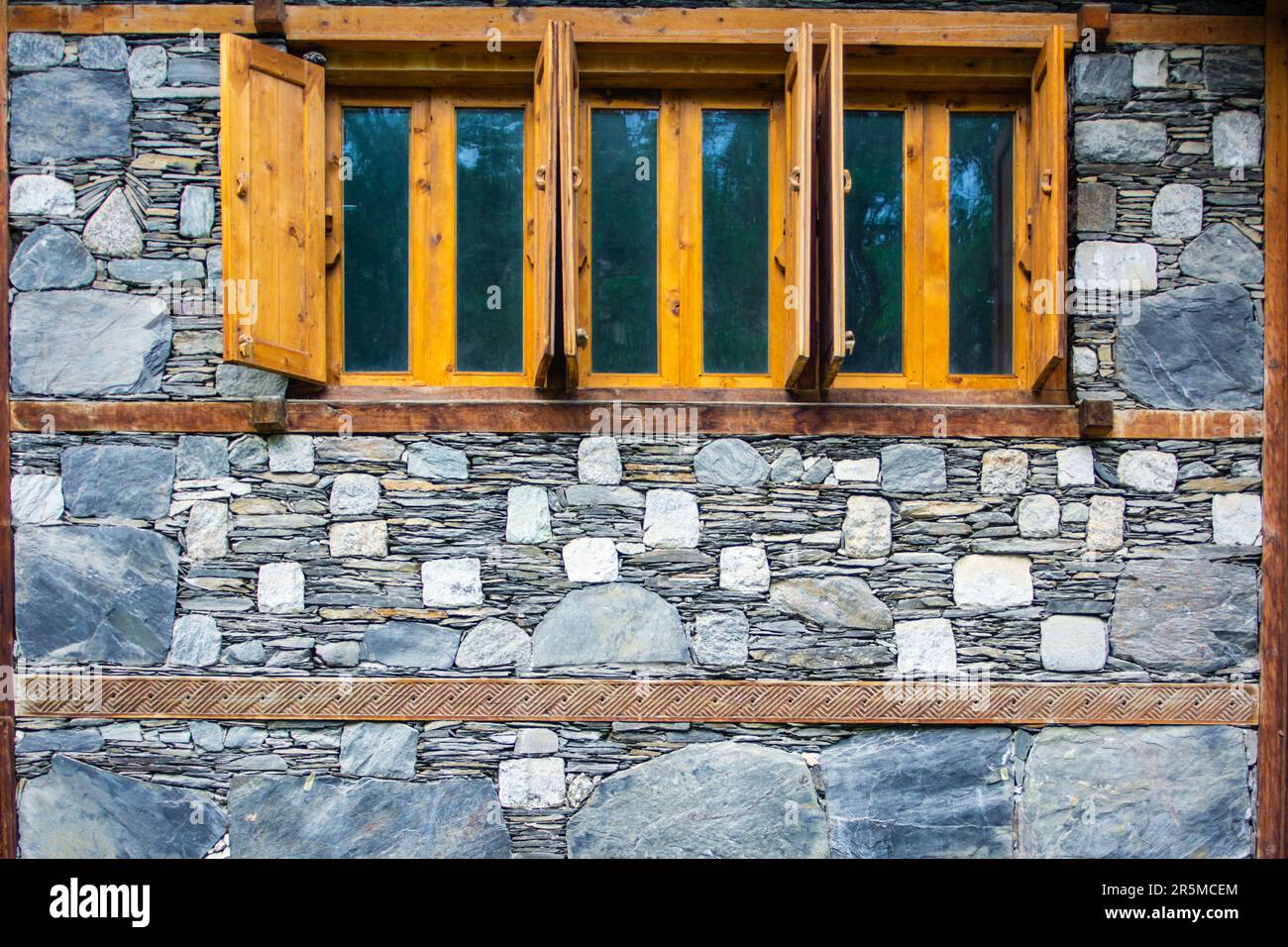 Casa in pietra di stile tradizionale della tribù Kalasha nella catena montuosa hindu kush Foto Stock