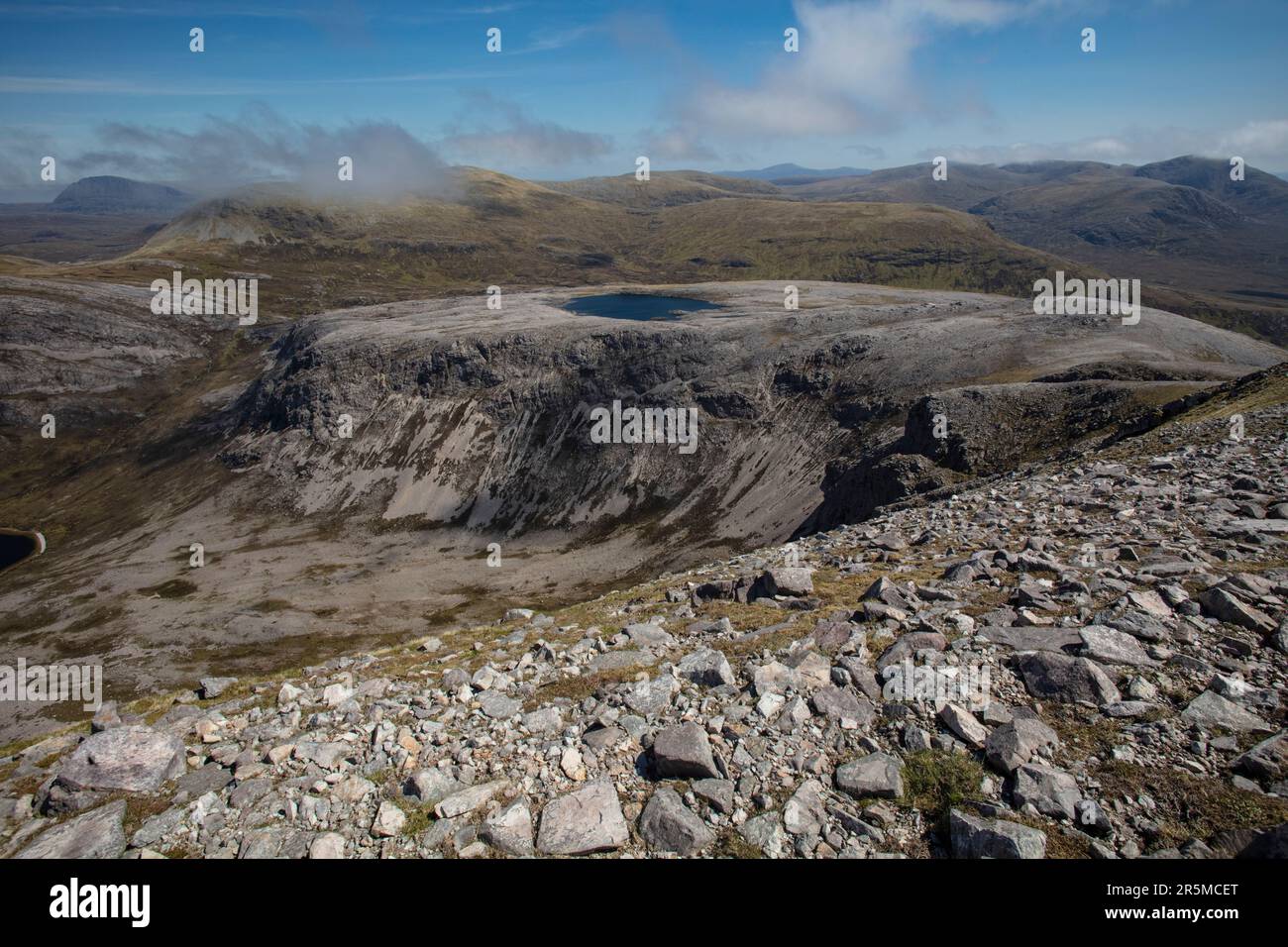 Arkle è una montagna magnifica: Un crinale di quarzite frantumato e curvo nella Scozia nord-occidentale Foto Stock