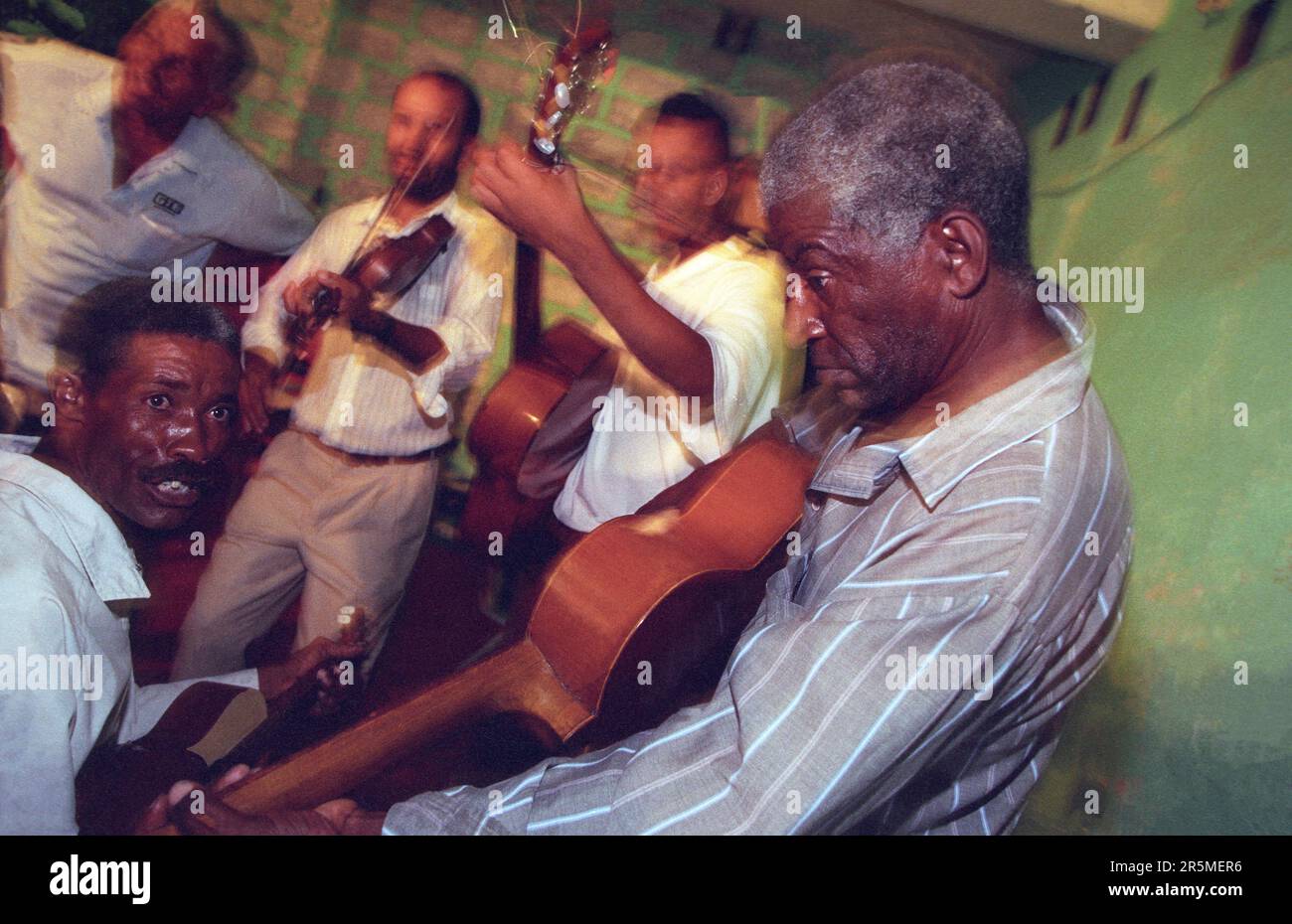 I Musicien suonano il tradizionale Morna o il fado di Capo Verde in un ristorante nella città Mindelo sull'isola di Sao Pedro sulle isole di Capo Verde in Africa. Foto Stock