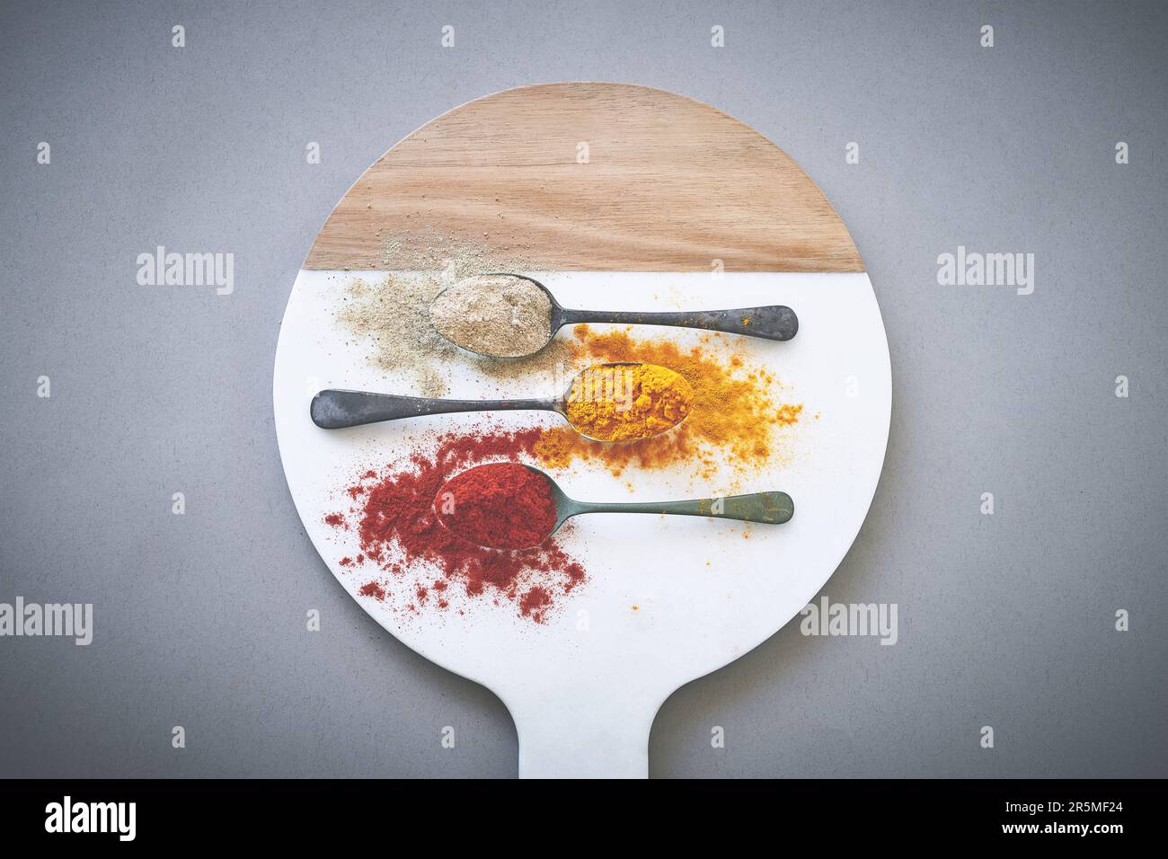 Le spezie contribuiscono alla salute tanto quanto la frutta e la verdura. un assortimento di spezie. Foto Stock
