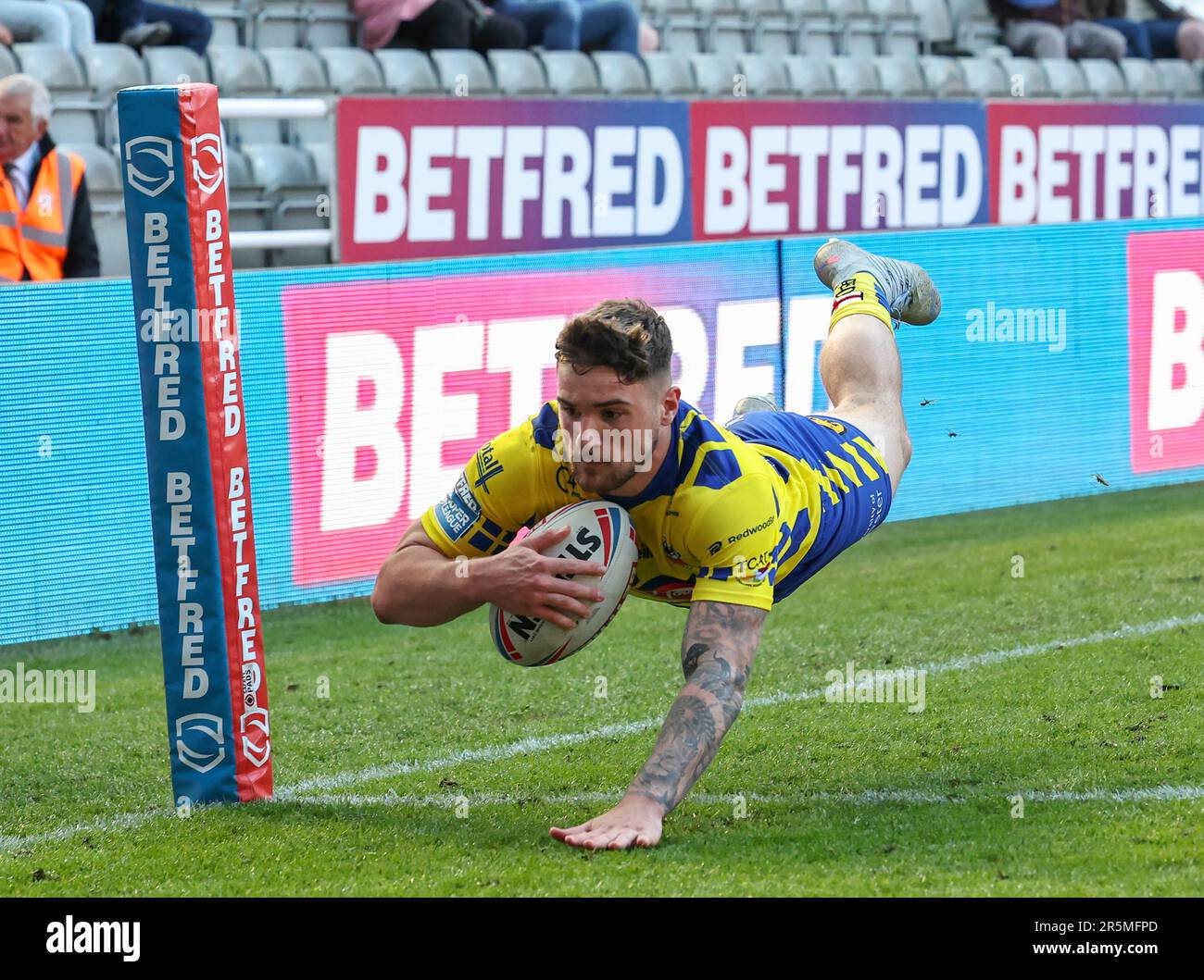 St James Park, Newcastle, Regno Unito. 4th giugno, 2023. Betfred Super League Magic Weekend Rugby League, Hull FC contro Warrington Wolves; Warrington Wolves Connor Wrench si immerge per segnare una prova nel 56th minuto per ottenere il punteggio 20-16 Credit: Action Plus Sports/Alamy Live News Foto Stock