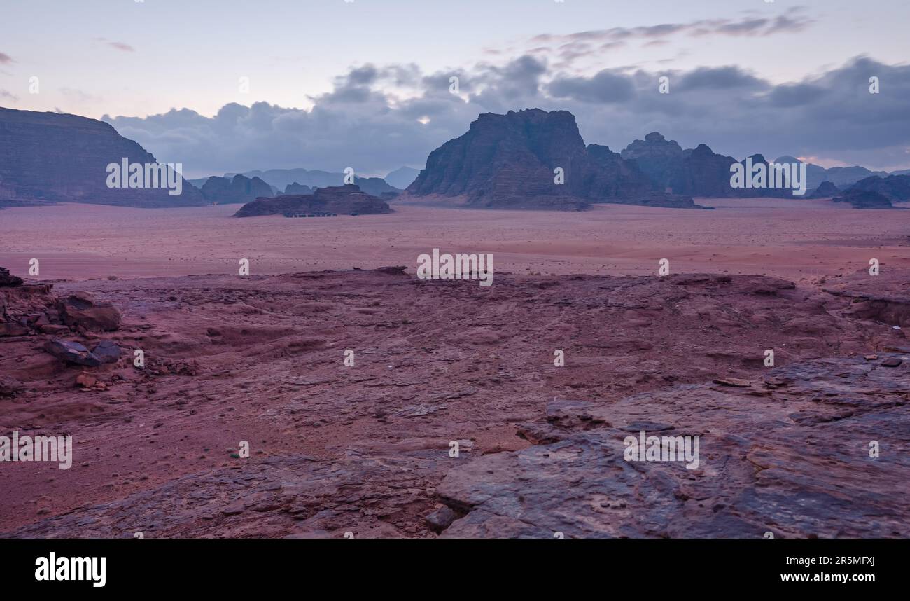 Arancione viola Marte come paesaggio in Giordania Wadi Rum deserto, montagne sfondo, sovrastato mattina. Questa posizione è stata usata come set per molti Fi di scienza Foto Stock