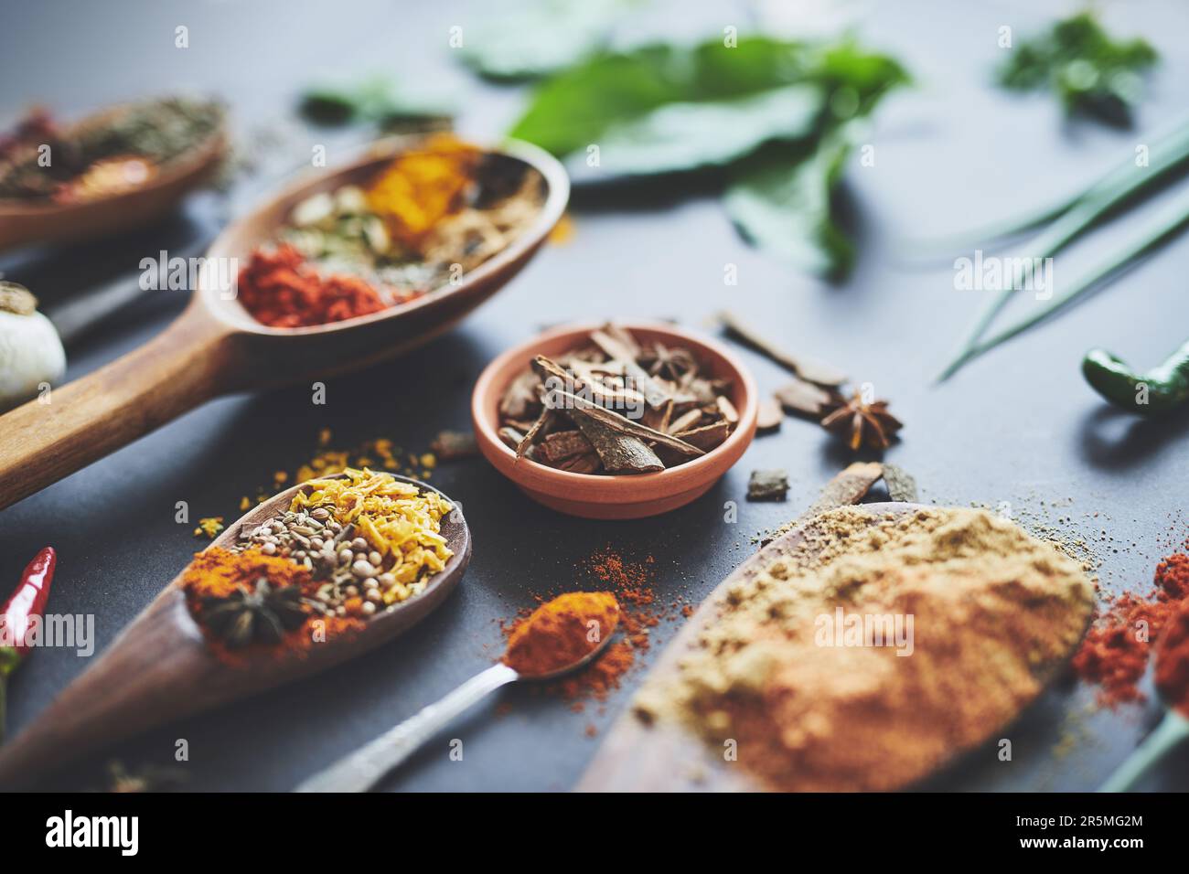 Viziate le vostre papille gustative con la nostra meravigliosa gamma di spezie. un assortimento di spezie. Foto Stock