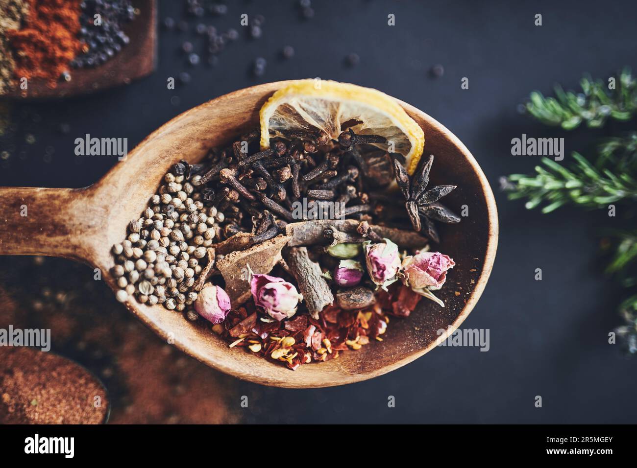 Crea il tuo pezzo di magia in cucina. un assortimento di spezie. Foto Stock
