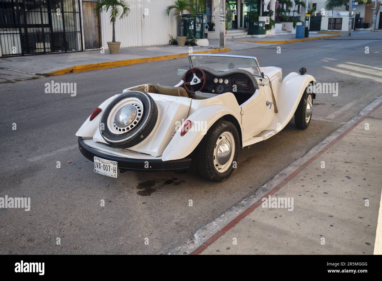 MG Classic Car parcheggiato a Playa del Carmen Messico Foto Stock