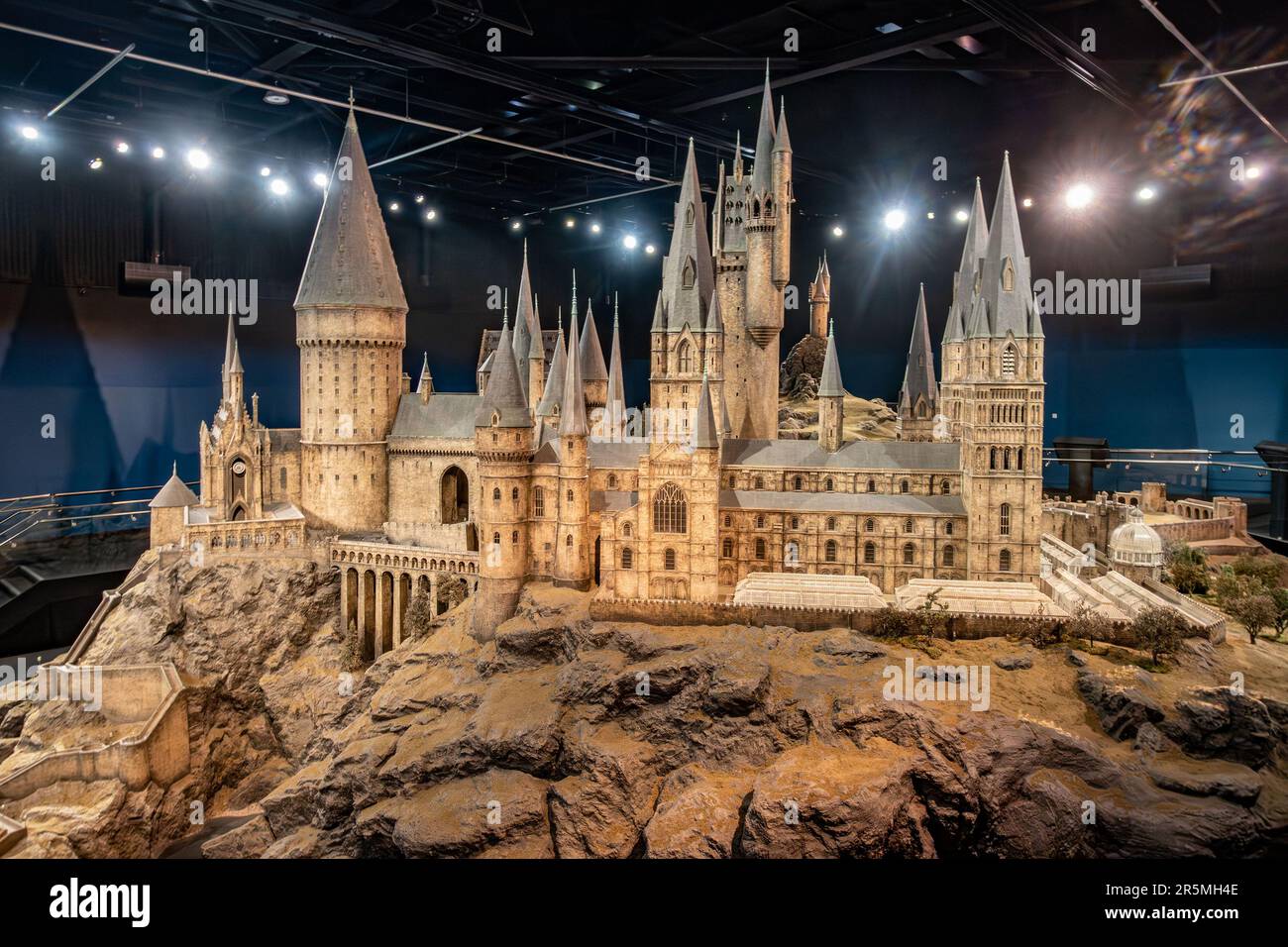 Modello della scuola di stregoneria e stregoneria di Hogwarts al Warner Brothers Harry Potter Studio Tour a Watford, Regno Unito Foto Stock