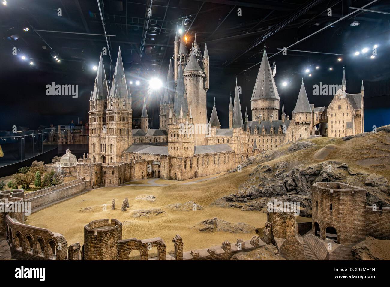 Modello della scuola di stregoneria e stregoneria di Hogwarts al Warner Brothers Harry Potter Studio Tour a Watford, Regno Unito Foto Stock