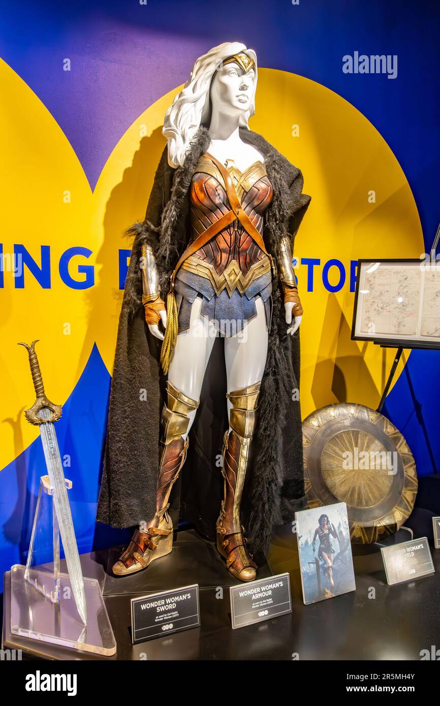 Un costume Wonder Woman come WARN di Gal Gadot in mostra al tour dello studio di Harry Potter a Watford, Regno Unito Foto Stock