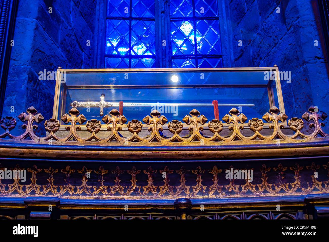 La spada di Gryffindor in una vetrina su set al Warner Brothers Harry Potter Studio Tour a Watford, Regno Unito Foto Stock